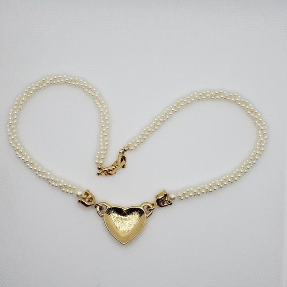 Beautiful ivory Pearl Necklace With gold tone heart. - Picture 6 of 12